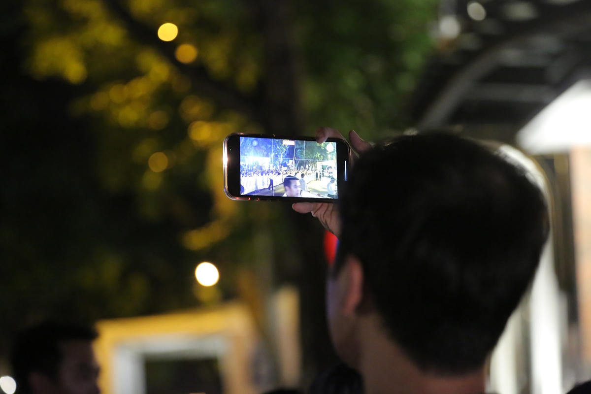 Ai cũng sẵn sàng điện thoại trên tay để chờ ghi lại khoảnh khắc đáng nhớ.