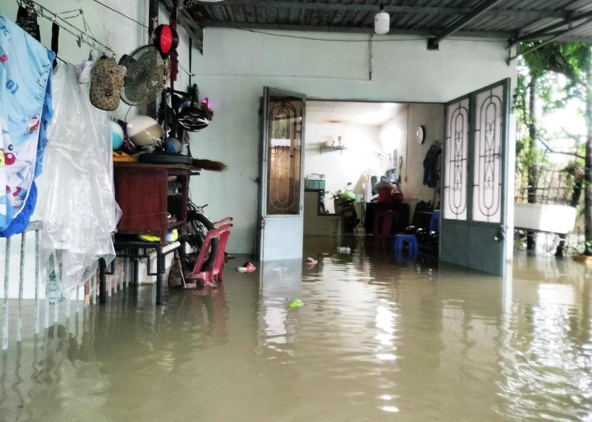 Nước lũ tràn ngập nhà dân ở khu dân Mỹ Thạch Trung.