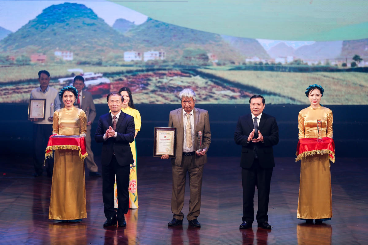 Ông Lại Xuân Môn, Phó Trưởng ban Thường trực Ban Tuyên giáo Trung ương và ông Phạm Tất Thắng, Phó trưởng ban Thường trực Ban Dân vận Trung ương trao Giấy chứng nhận và biểu trưng cho các nhà khoa học tại Lễ vinh danh.
