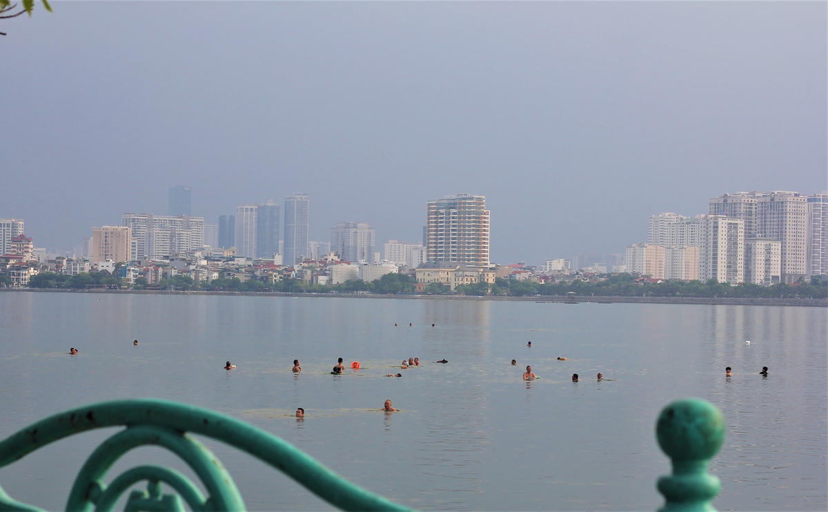 Hồ Tây không chỉ là địa điểm vui chơi, ngắm cảnh mà dần đang trở thành địa điểm “tránh nóng” cho người dân Hà Nội.