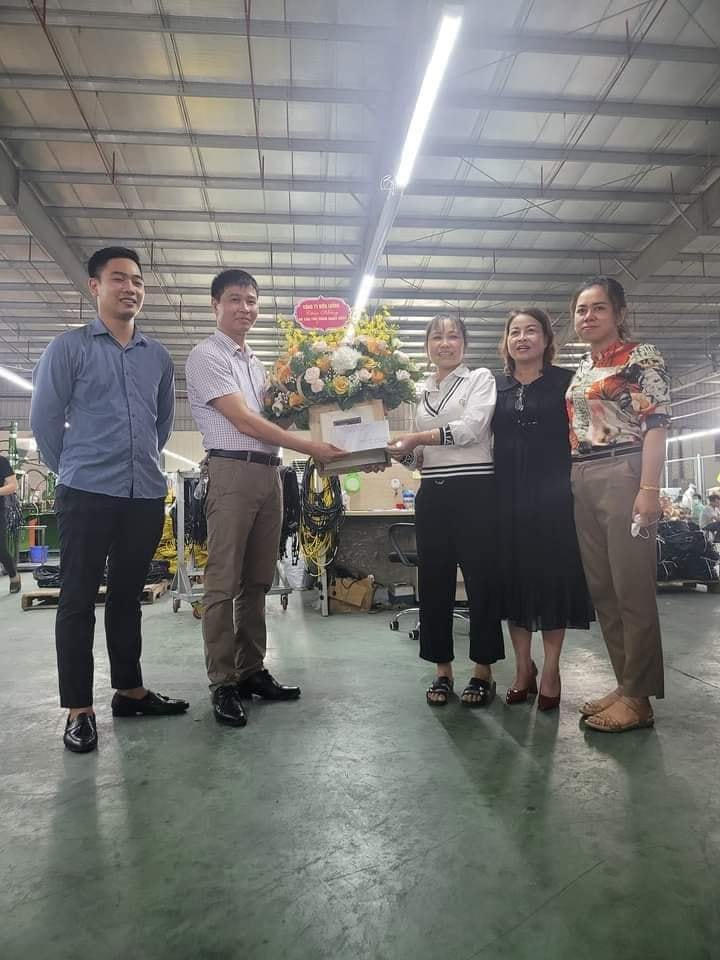 Sáng nay, khi đến công ty làm việc, bà Vũ Thị Thương, mẹ cầu thủ Nhâm Mạnh Dũng được lãnh đạo công ty tặng hoa, quà; chúc mừng, chia vui với niềm vui của gia đình bà.