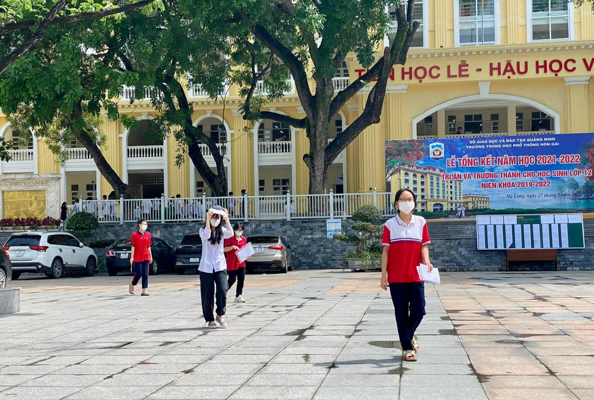 Em Tạ Anh Thảo (cựu học sinh trường THCS Trần Quốc Toản) chia sẻ: Đề năm nay vào bài “Lặng lẽ Sapa”, em thấy đề khá dễ, vừa sức và em nghĩ mình được khoảng 7 điểm trở lên.Em Phương Anh (cựu học sinh trường THCS Lê Văn Tám) chia sẻ: Đề năm nay cũng bình thường, mặc dù không "trúng tủ" nhưng em đã cố gắng hết sức. Em khá tự tin về bài làm của mình.