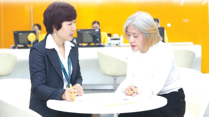 Tham gia bảo hiểm xã hội tự nguyện sẽ là “phao cứu sinh” để người lao động có tấm sổ hưu khi về già, giảm nhẹ gánh nặng an sinh. Ảnh minh họa: Quang Vinh.