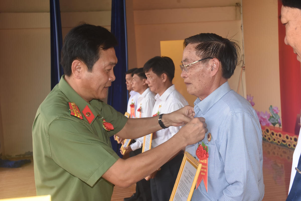 Đại tá Hồ Việt Triều, Giám đốc Công an tỉnh Bạc Liêu trao Kỷ niệm chương và Bằng khen của Bộ Công an cho các tập thể, cá nhân có thành tích xuất sắc trong xây dựng phong trào toàn dân bảo vệ an ninh Tổ quốc.