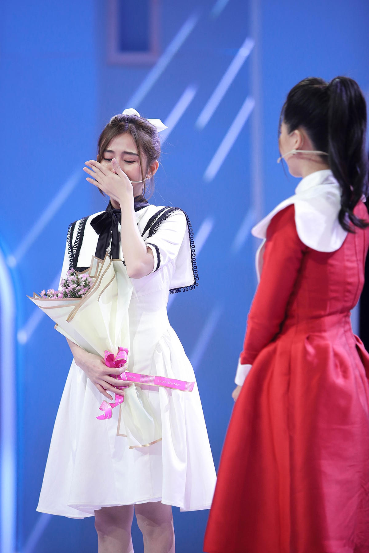 Phương Dung không kìm được nước mắt khi chia tay Rum. Ảnh: Perfect Universe.