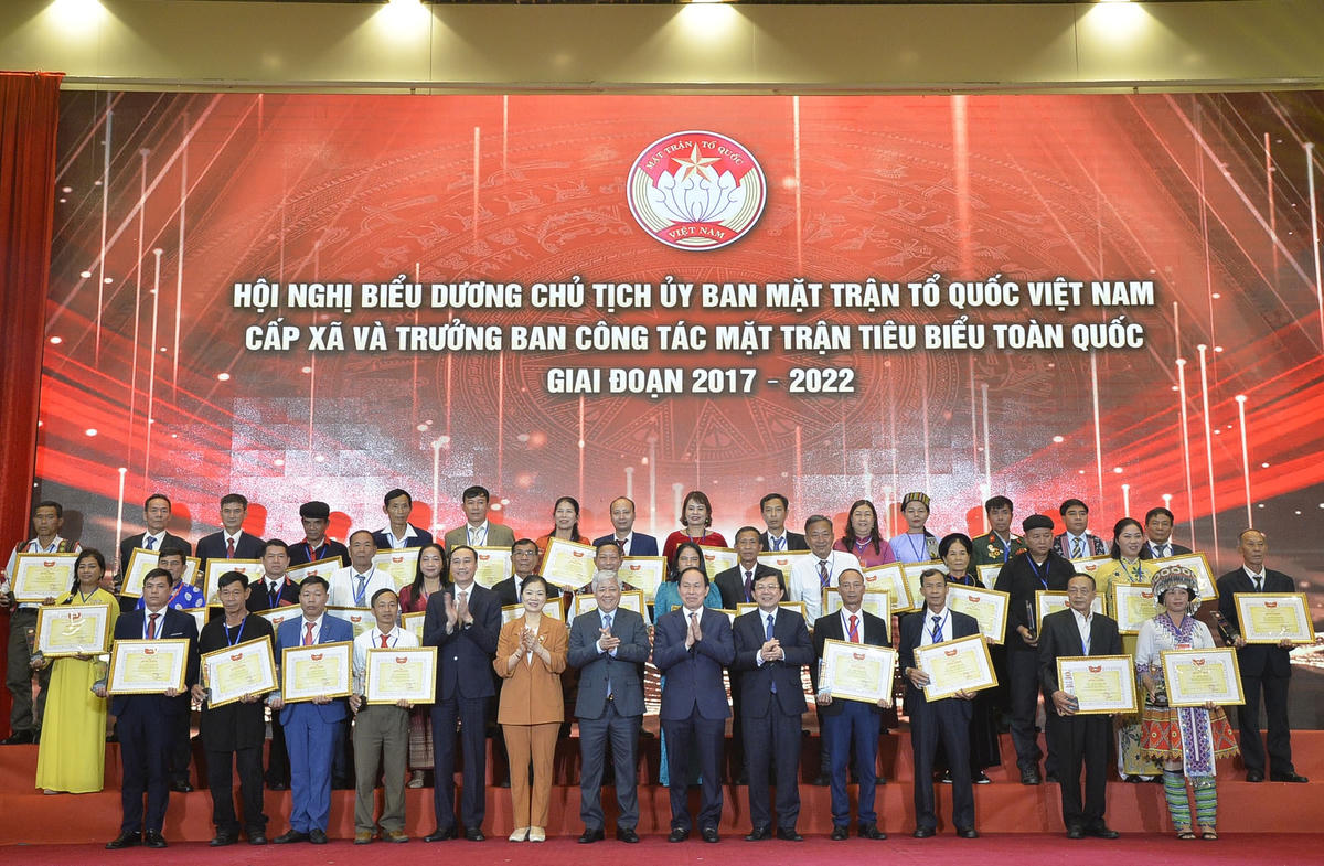 Các điển hình tiêu biểu nhận Bằng khen của UBTƯ MTTQ Việt Nam tại buổi lễ. Ảnh: Mạnh Cường.