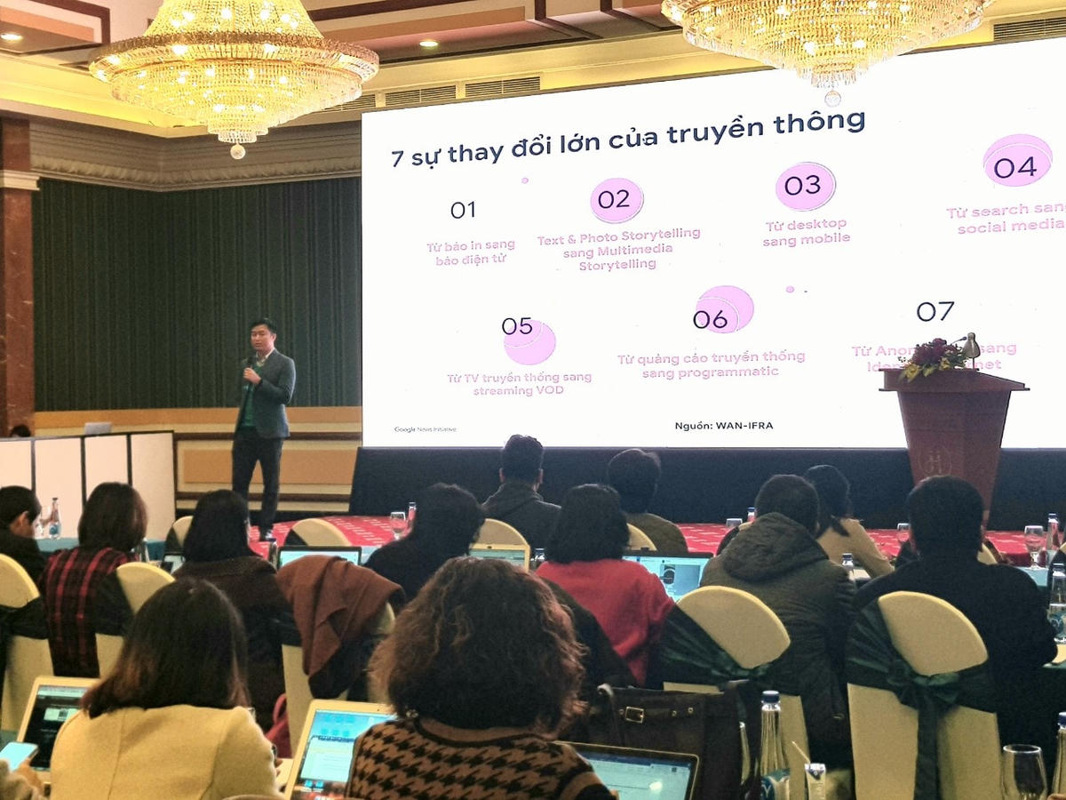 Ông Nguyễn Hoàng Nhật, Phó Tổng biên tập Báo điện tử VietnamPlus phát biểu tại buổi tập huấn.