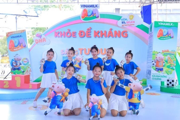 Các sân chơi được trang trí với màu sắc bắt mắt, hình ảnh vui nhộn đã thu hút được rất nhiều các em nhỏ tham quan và chụp hình.