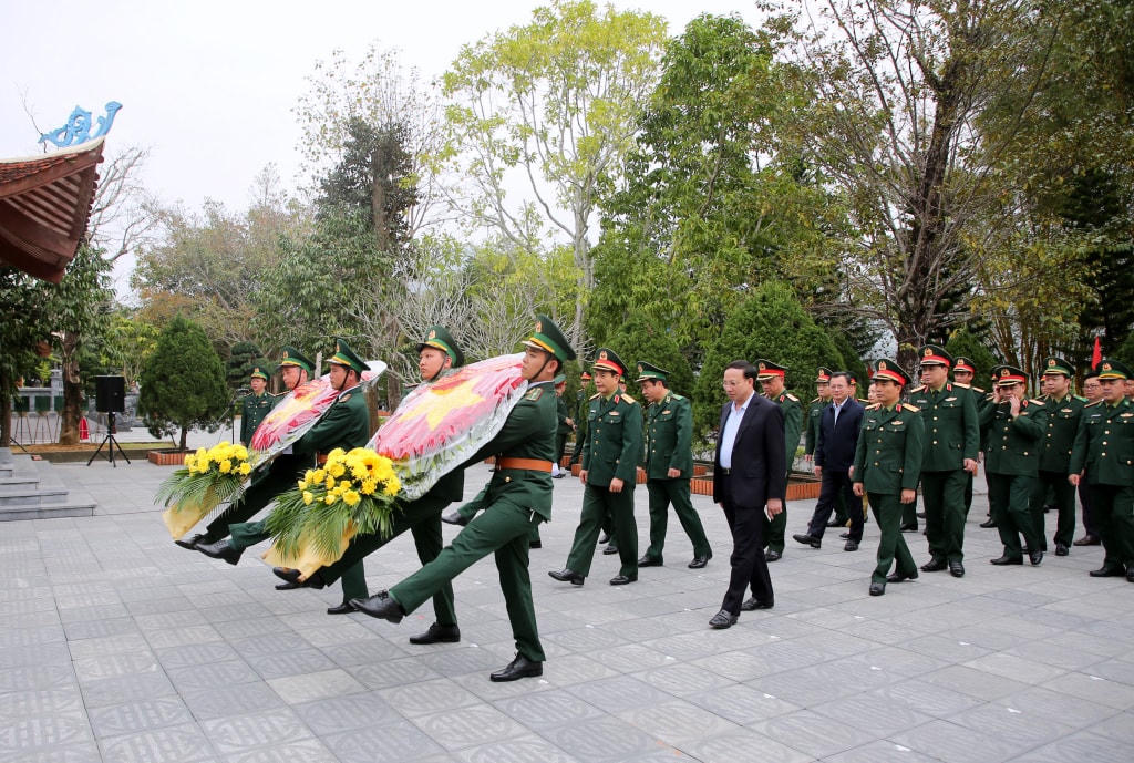 Đoàn đại biểu đặt vòng hoa, dâng hương tại Đài tưởng niệm các Anh hùng liệt sĩ Pò Hèn.