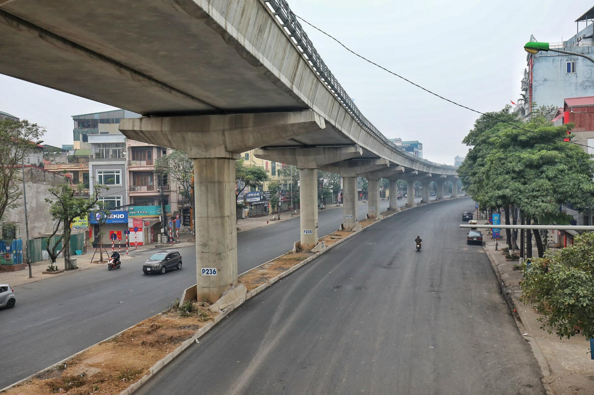 Khắp phố phường Hà Nội bình yên, không ồn ào, không tiếng còi xe...