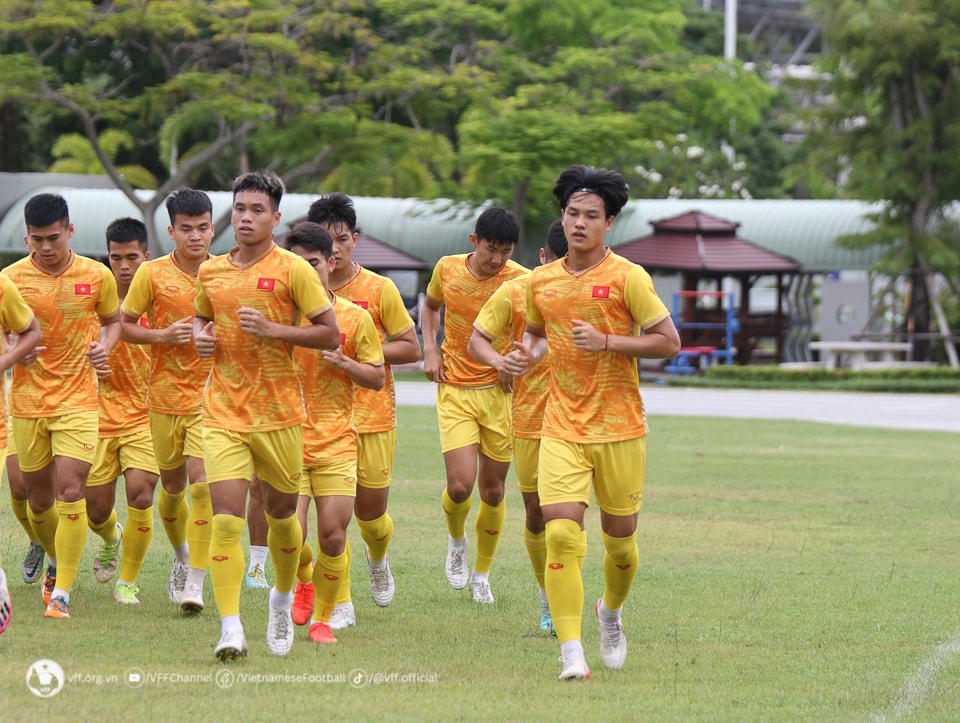 Bài chạy bộ nhẹ nhàng quanh sân tập cũng giúp các cầu thủ duy trì tốt nhịp thở và nền thể lực. Ảnh: VFF.