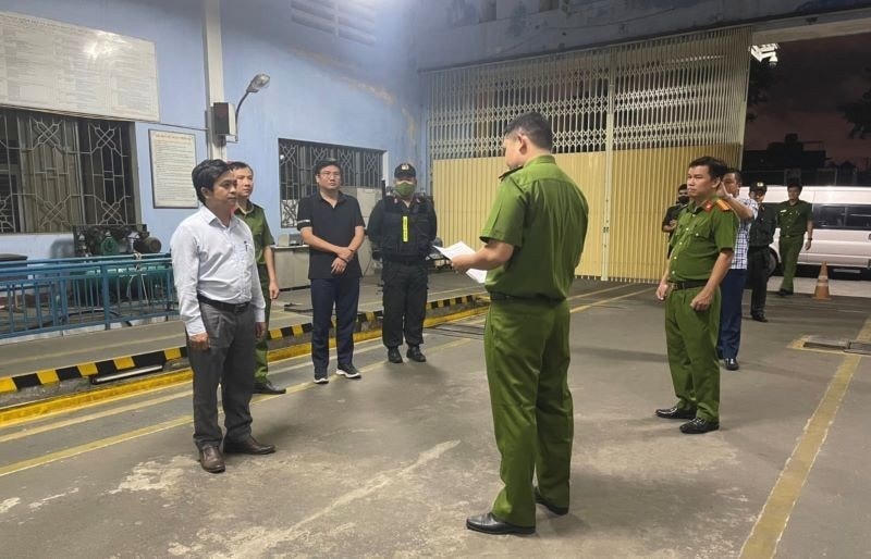 Đọc lệnh khởi tố, bắt giam các bị can nhận hối lộ tại Công ty TNHH Đăng kiểm xe cơ giới 43-05D ngày 9/2.  Ảnh: Công an Đà Nẵng.