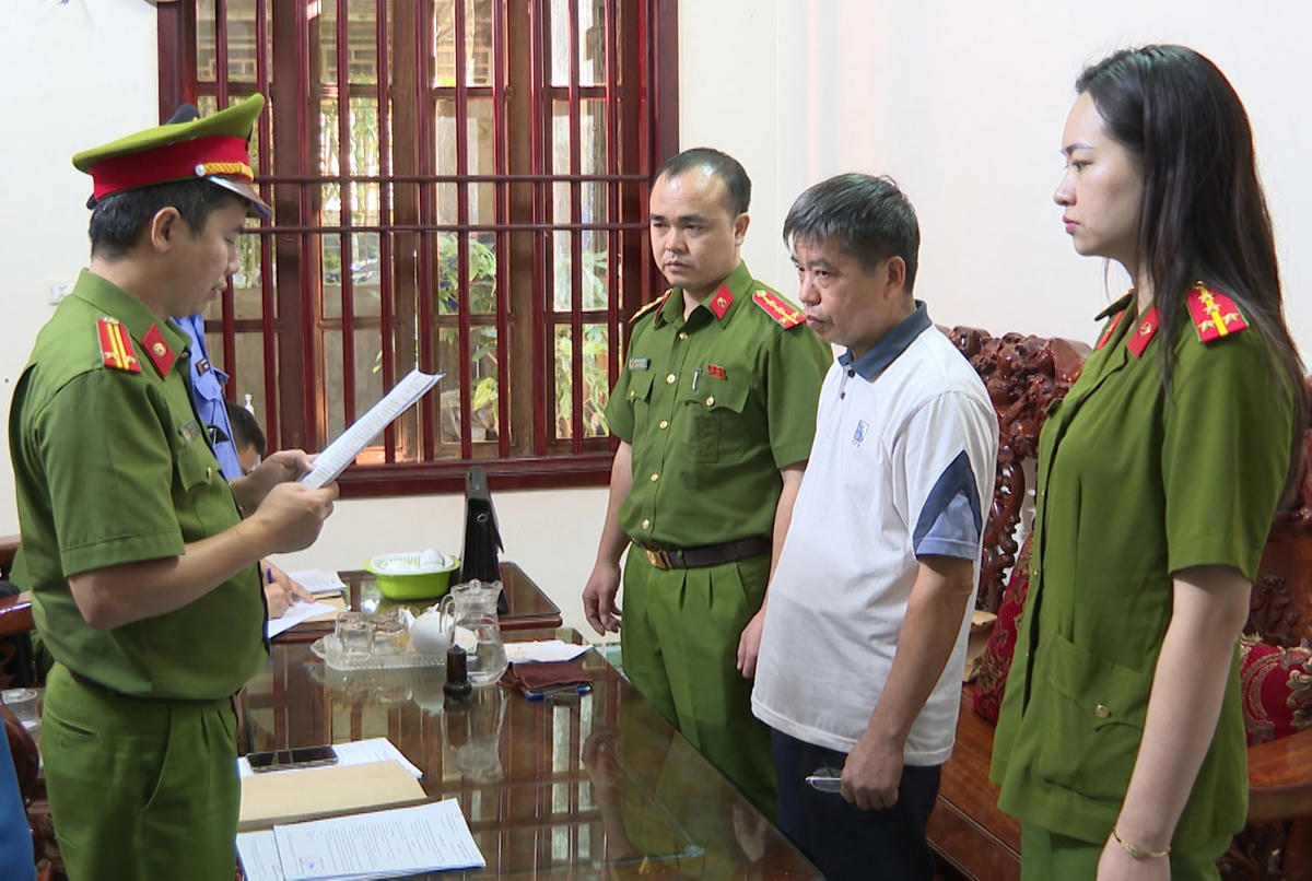 Công an tống đạt các quyết định khởi tố vụ án, khởi tố bị can đối với ông Lê Văn Khánh.
