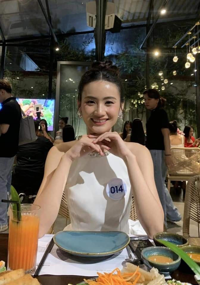 Nụ cười rạng ngời thu hút người nhìn của Ý Nhi tại buổi đi ăn trong quá trình diễn ra cuộc thi Hoa hậu Thế giới Việt Nam 2023.