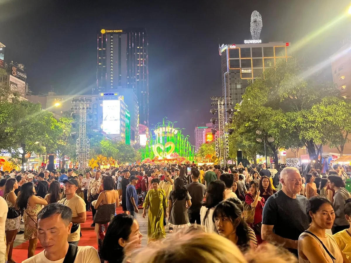 TP Hồ Chí Minh khai mạc Đường hoa Nguyễn Huệ Tết Ất Tỵ - Ảnh 11.