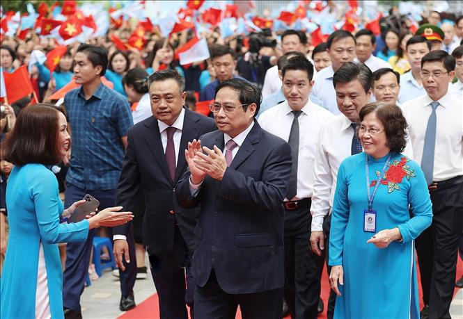 Thủ tướng Phạm Minh Chính đến dự Lễ khai giảng tại Trường Tiểu học Đoàn Thị Điểm (Hà Nội). Ảnh: TTXVN