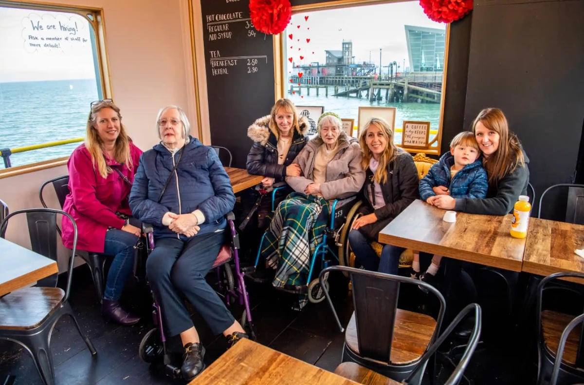 Con người chính là điều tạo nên kỷ ức cho dòng sông Thames. Ảnh: The Guardian.