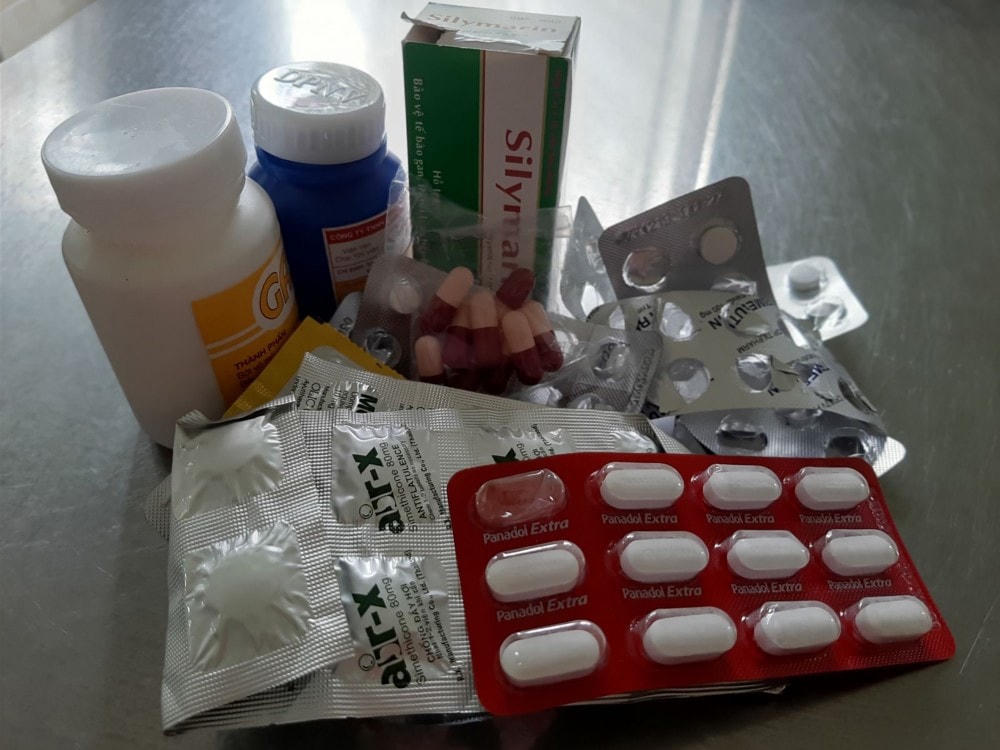 Cẩn trọng khi mua thuốc trên thị trường. Ảnh TL.
