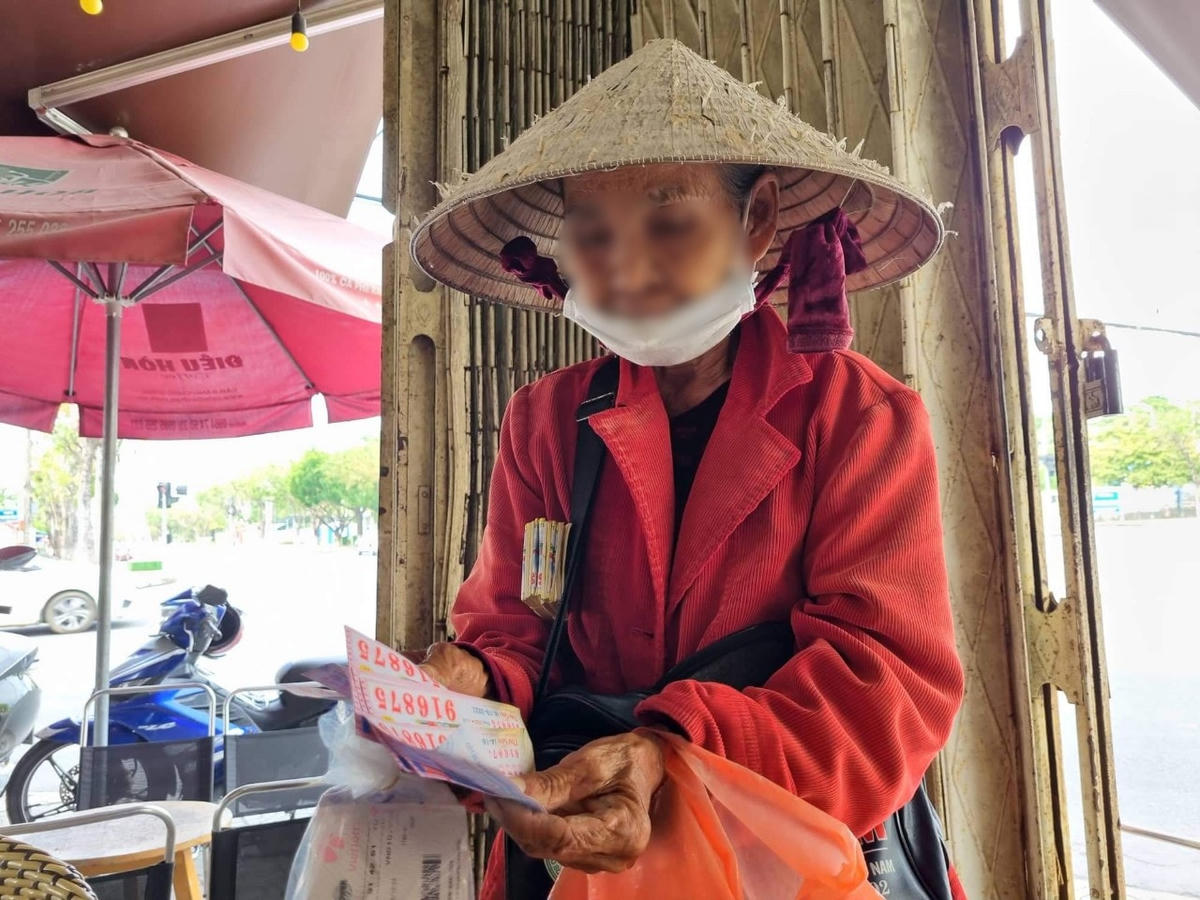 Cụ bà Ch. bị kẻ gian lừa đảo lấy tiền.