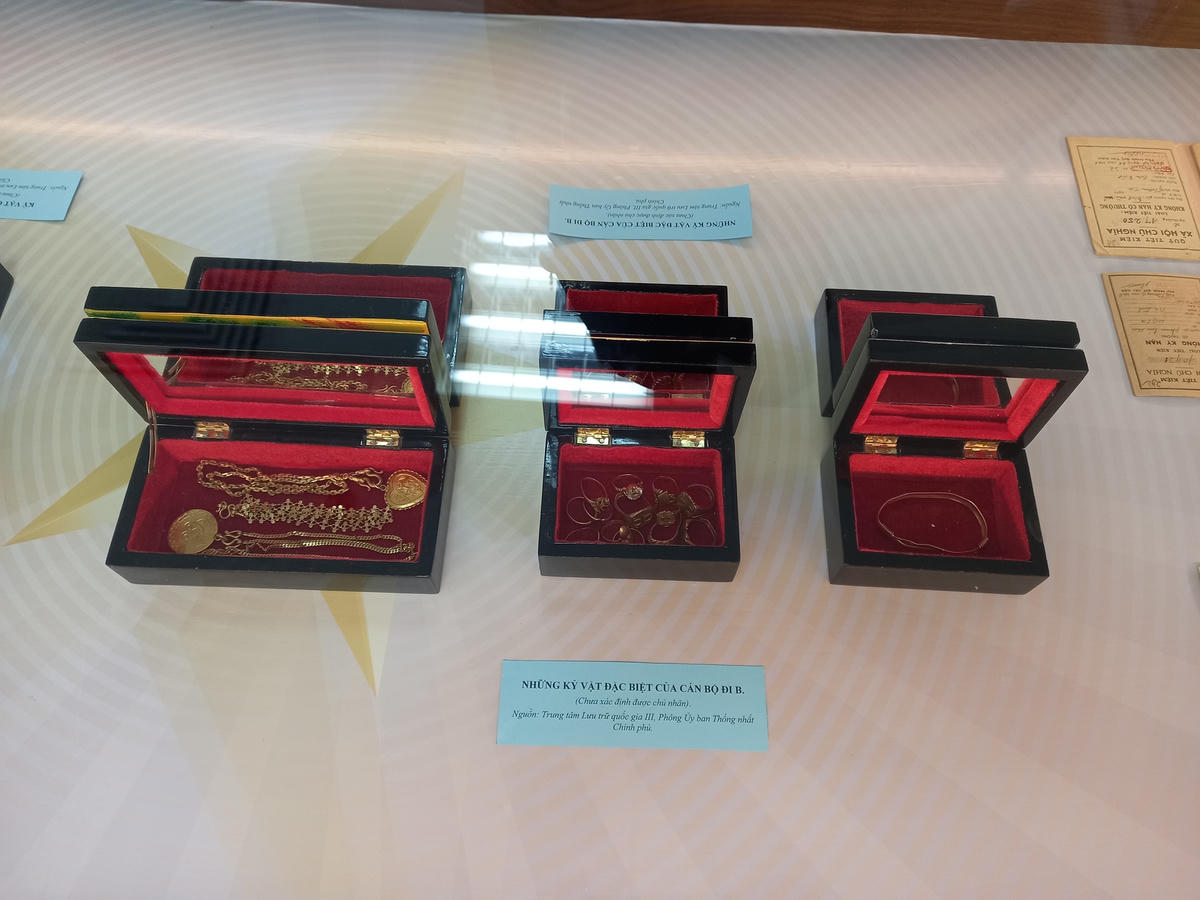 Một số những hồ sơ, kỷ vật được trưng bày tại triển lãm.