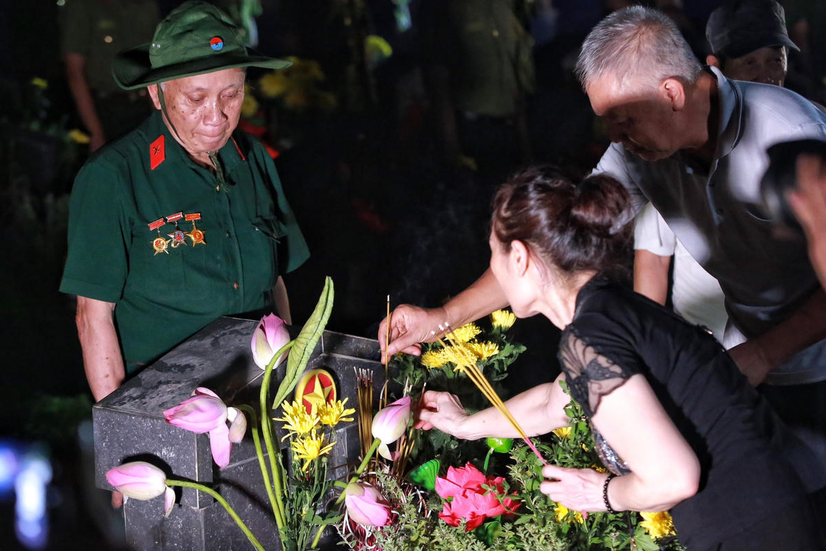 Thắp sáng hàng nghìn ánh nến tri ân các Anh hùng - Liệt sĩ