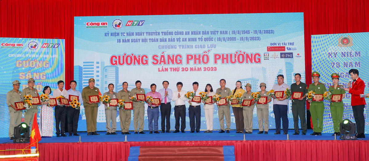 20 cá nhân được biểu dương trong chương trình "Gương sáng phố phường" năm 2023.