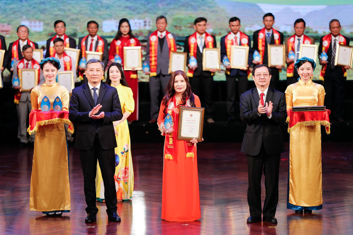 Ông Huỳnh Thành Đạt, Bộ trưởng Khoa học và Công nghệ và ông Lê Quang Huy, Chủ nhiệm Ủy ban Khoa học, Công nghệ và Môi trường của Quốc hội trao Giấy chứng nhận và Biểu trưng của Chương trình cho các nhà khoa học tại Lễ vinh danh.
