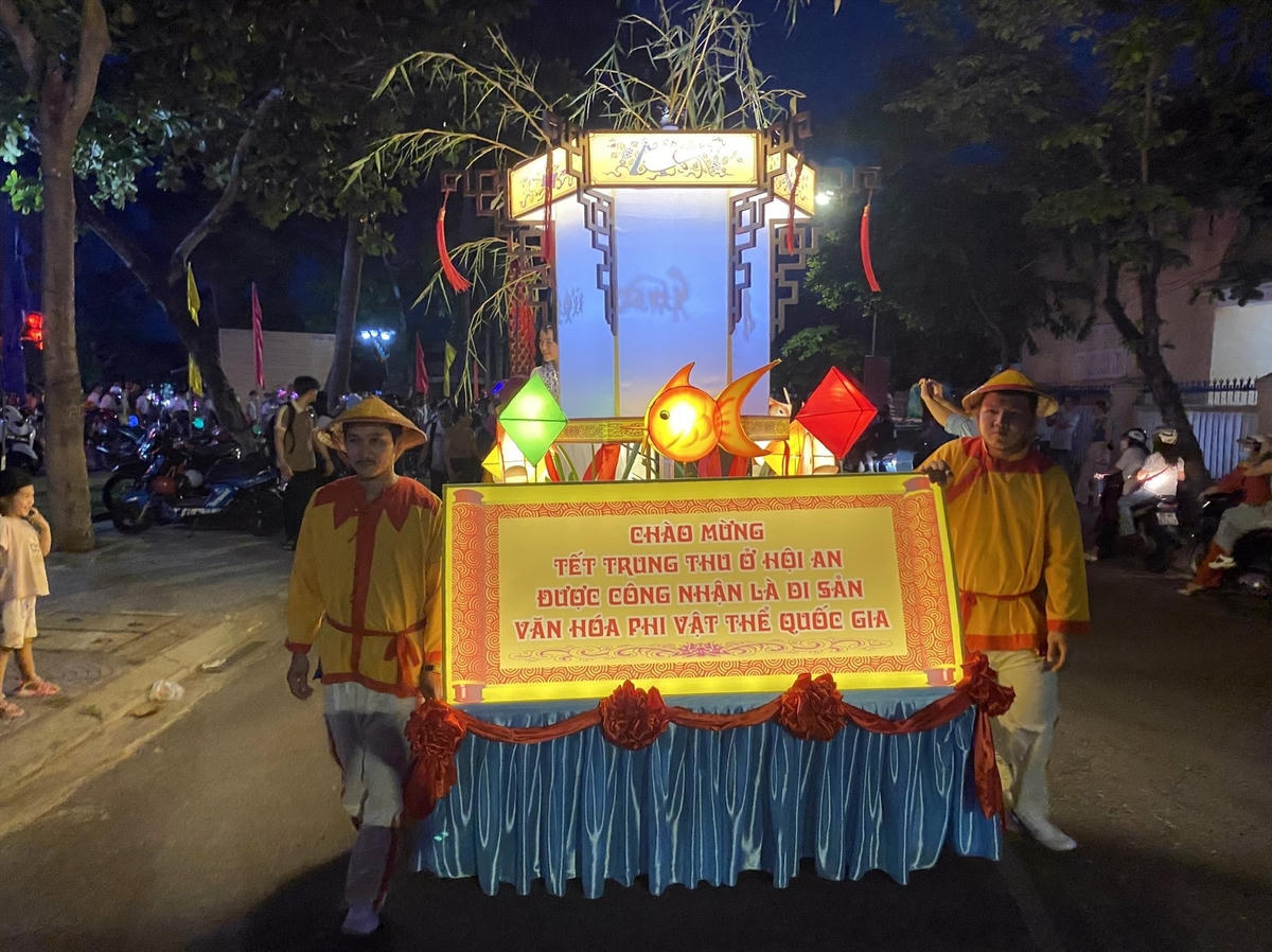 Diễu hành đón nhận danh hiệu “Di sản văn hóa phi vật thể quốc gia Tết Trung thu ở Hội An” trong phố cổ Hội An.