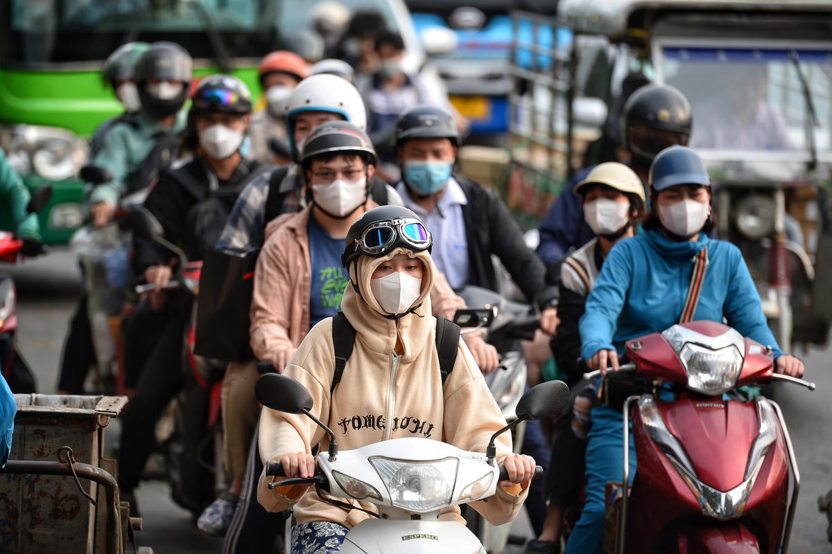 "Năm nay kỳ nghỉ lễ 30-4 và 1-5 kéo dài tới 5 ngày. Sau nhiều năm bị ảnh hưởng bởi dịch Covid-19, hoạt động kinh tế - xã hội đang phục hồi mạnh mẽ. Nhu cầu đi lại của người dân trong dịp lễ sẽ tăng cao đột biến. Áp lực sẽ tập trung dồn vào hai thời điểm trước và sau kỳ nghỉ lễ. Hoạt động xe khách tại những bến xe trên địa bàn đang được đơn vị triển khai phương án đảm bảo an toàn", Thiếu tá Hoàng nhấn mạnh.