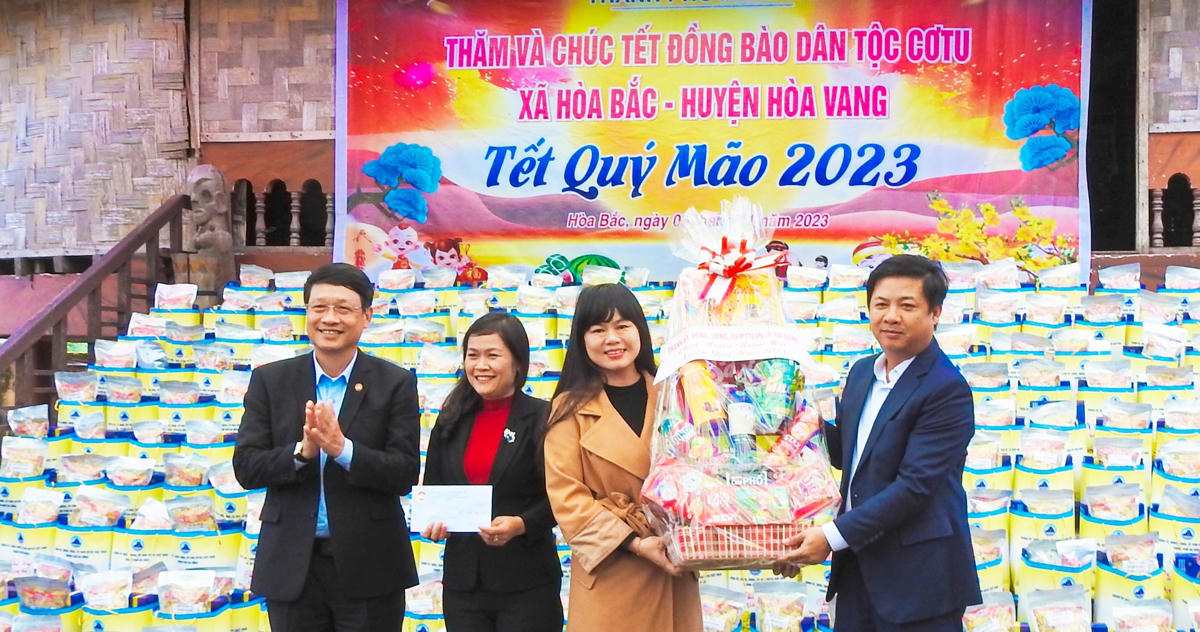Ông Lương Nguyễn Minh Triết và Chủ  tịch Ủy ban MTTQ Việt Nam TP Đà Nẵng Ngô Xuân Thắng tặng quà chúc Tết cho lãnh đạo xã Hòa Bắc. Ảnh: Thanh Tùng.