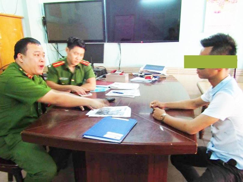 Một thanh niên thực hiện hành vi man trá, chiếm đoạt tiền của khách bị "mời" về Công an phường.