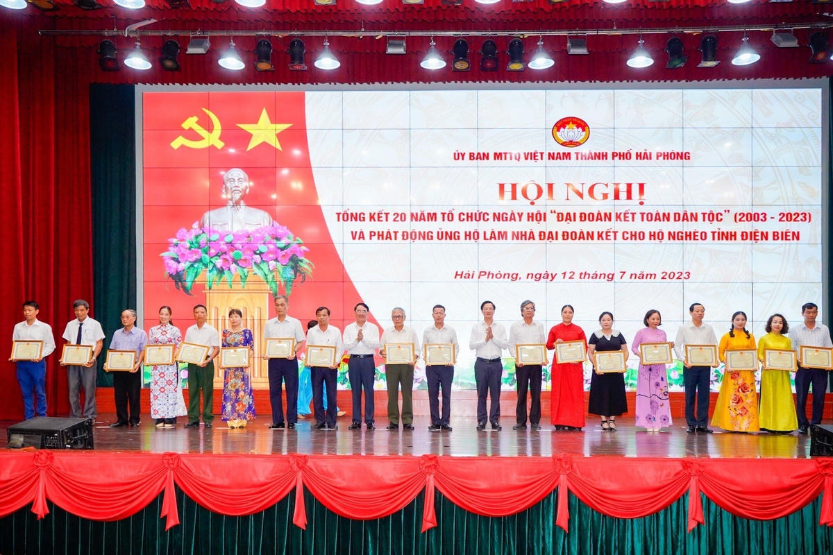 Lãnh đạo TP Hải Phòng trao Bằng khen cho các tập thể có thành tích xuất sắc trong phối hợp triển khai Ngày hội Đại đoàn kết toàn dân tộc.