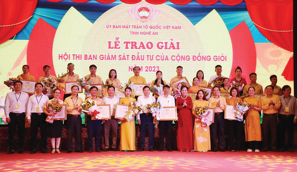Ban Tổ chức hội thi, lãnh đạo tỉnh Nghệ An chụp ảnh lưu niệm cùng các đơn vị dự thi. Ảnh: Điền Bắc