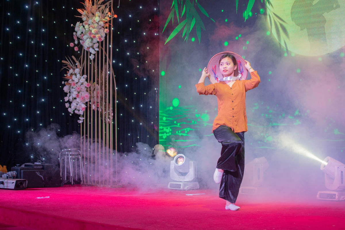 Tiết mục múa bóng “Tháng năm của mẹ”.