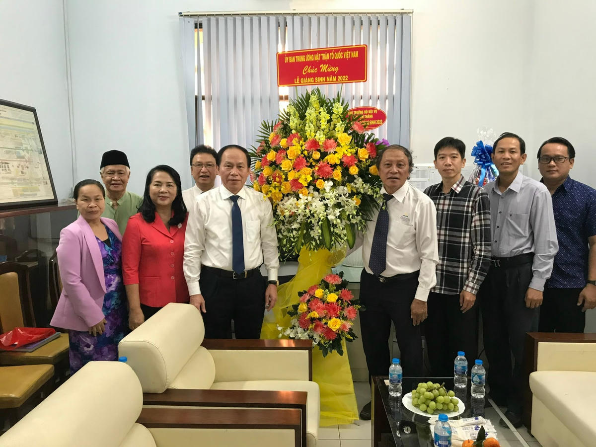 Phó Chủ tịch - Tổng Thư Ký Lê Tiến Châu chúc mừng Giáng sinh tại Giáo hội Cơ đốc Phục Lâm Việt Nam và Mục sư Trần Thanh Truyện.