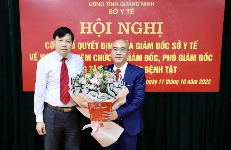 Ông Nguyễn Minh Tuấn, Phó Giám đốc Sở Y tế trao quyết định bổ nhiệm chức vụ Giám đốc CDC Quảng Ninh cho Tiến sĩ, Bác sĩ Vũ Quyết Thắng. Ảnh: CDC Quảng Ninh.