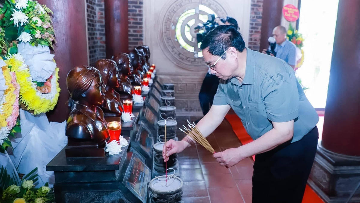 Thủ tướng Phạm Minh Chính dâng hương tại Khu Di tích Kim Liên