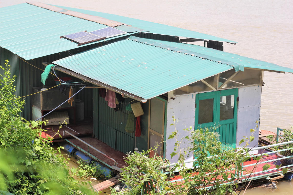 Ở những nơi không được cấp sổ đỏ thì những túp lều tạm bợ, những chiếc thuyền lênh đênh neo đậu trên bãi bồi với mỗi nhà rộng chừng hơn chục mét vuông vẫn là chốn nương thân của người dân nơi đây. Khó khăn, vất vả vì kế sinh nhai là vậy nhưng những người dân ở xóm Phao vẫn luôn cố bám trụ.