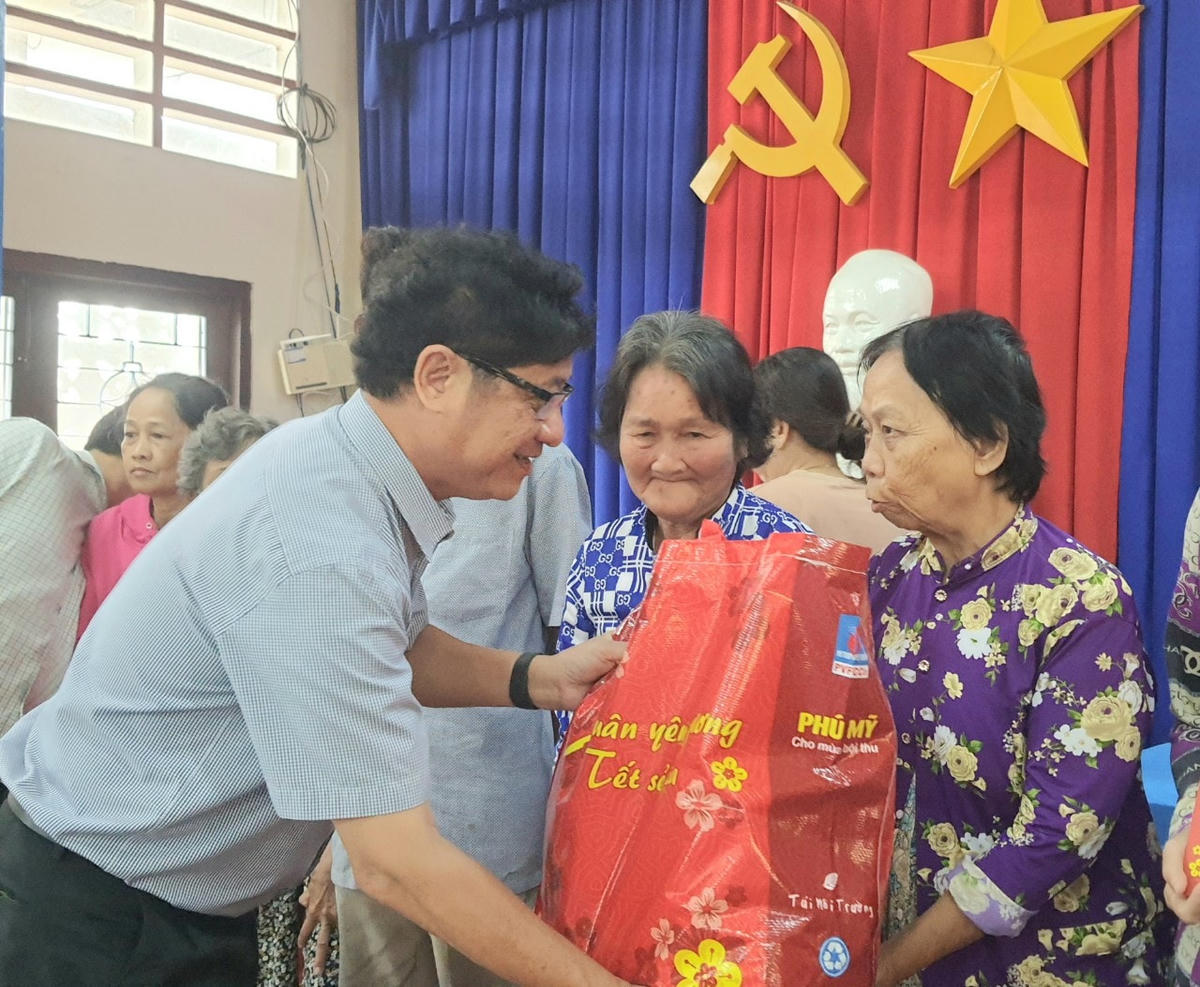Món quà tuy không lớn về giá trị vật chất nhưng thể hiện sự quan tâm, tình cảm, tinh thần tương thân tương ái, lá lành đùm lá rách cũng như sự sẻ chia đối với các hộ nghèo, gia đình chính sách.