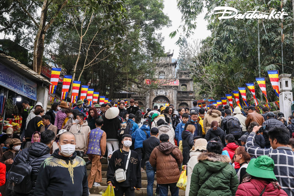 Chùa Hương được ví như ngôi nhà chung của hàng triệu thiện tín Phật tử hành hương trảy hội khi mùa xuân đến.
