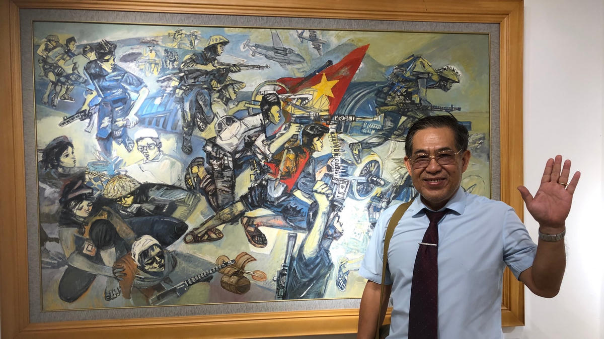 Ông Lê Huy Tuấn, con của cố họa sĩ đại tá Lê Huy Toàn.