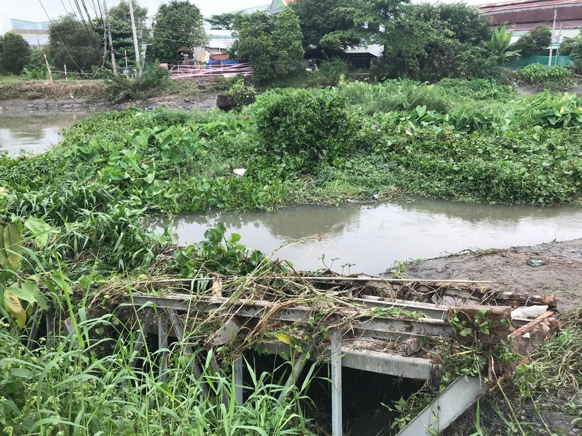 Cây cầu dân sinh trên đường Vĩnh phú 32 bị nước cuốn trôi chỉ còn lại dính lại 1 phần.