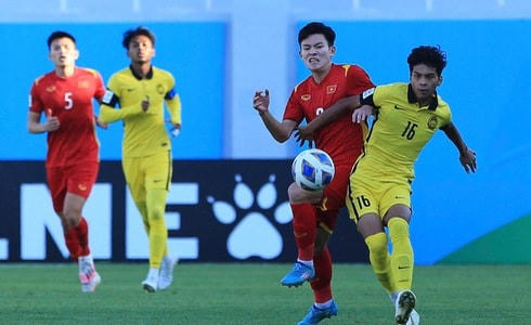  Lối chơi áp sát đối thủ, nhanh chóng đưa bóng lên cho các cầu thủ tuyến trên của U23 Việt Nam giúp họ hoàn toàn kiểm soát trận đấu.