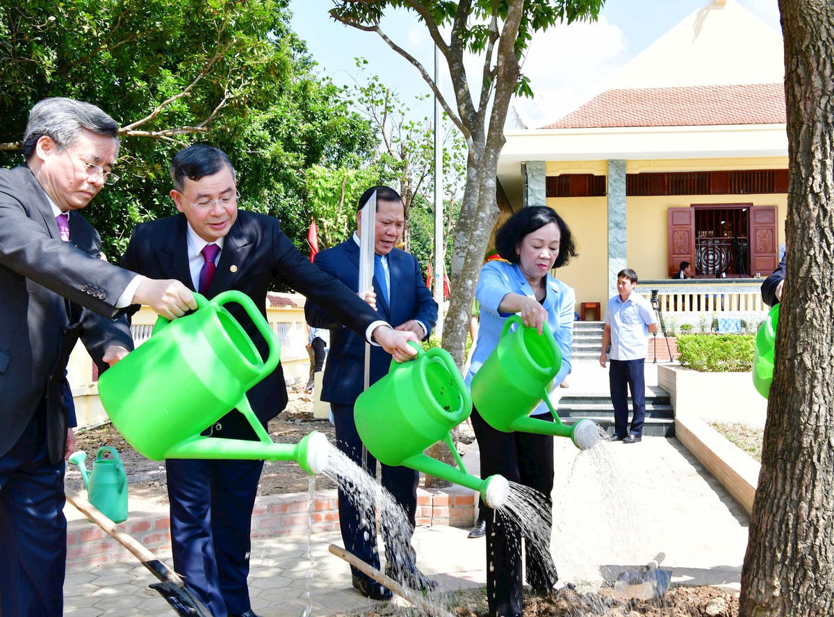 Hoạt động ý nghĩa của các đại biểu khi thăm khu di tích.