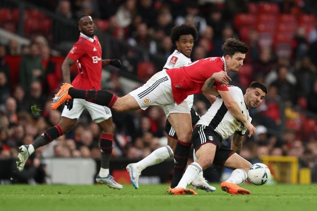 Hàng thủ của Man Utd vất vả trước Fulham (Ảnh: GI).