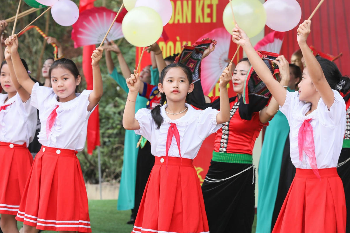 Các cháu thiếu nhi biểu diễn văn nghệ chào mừng kỷ niệm 92 năm ngày Truyền thống MTTQ Việt Nam.