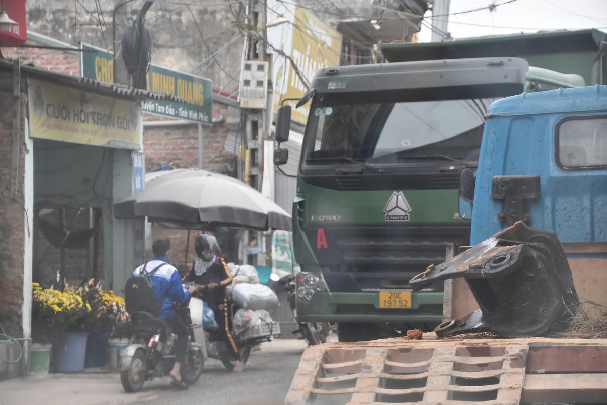Nguy hiểm hơn, ngay trên tuyến đường này có trường Mầm non Minh Quang. Mỗi ngày đưa đón con đi học là nỗi ám ảnh với các phụ huynh nơi đây.  