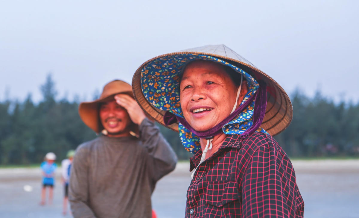 Dù thấm mệt nhưng niềm phấn khởi vẫn hiện rõ trên gương mặt những người lao động.