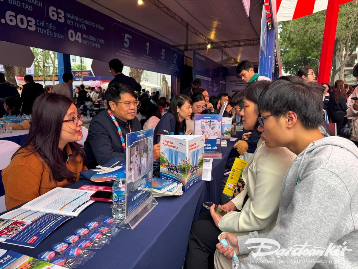 Thí sinh tìm hiểu thông tin tuyển sinh của trường đại học. Ảnh: Nguyễn Hoài.
