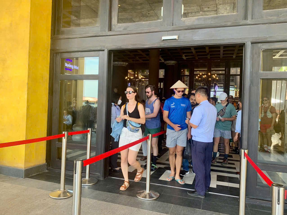 Du khách quốc tế làm thủ tục đi tham quan vịnh Hạ Long